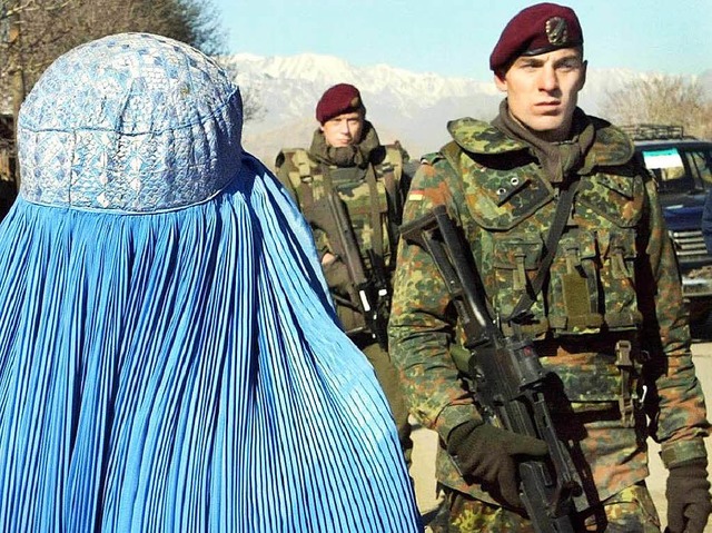 Afghanin mit Burka, deutscher Isaf-Soldat in Kabul   | Foto: dpa