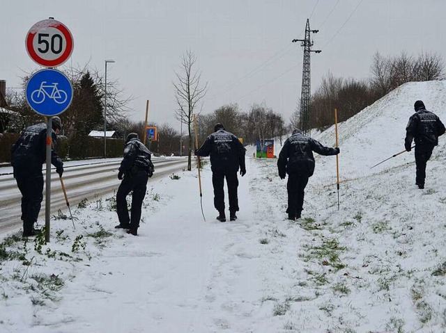 Polizeibeamte suchen in Neuenburg nach Spuren.  | Foto: Julia Jacob