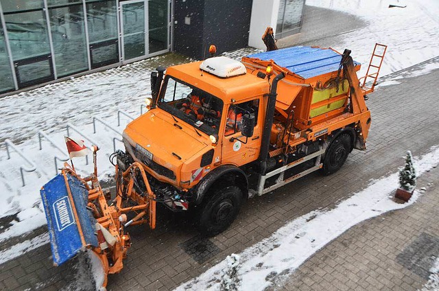 Die Rumfahrzeuge des Werkhofs brauche...m sie von Schnee und Eis zu befreien.   | Foto: Peter Gerigk