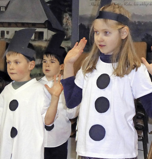 Weihnachtsfeier der Grundschule Berau:...ssler zeigten einen Schneemann-Tanz.   | Foto: Weeber