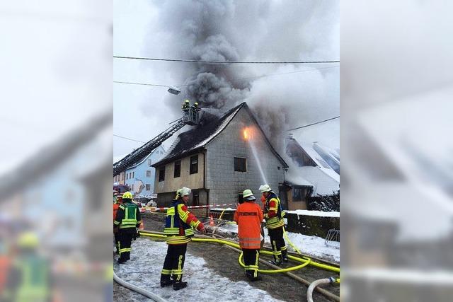 Haus in Sulzburg in Flammen – Ortsdurchfahrt war gesperrt