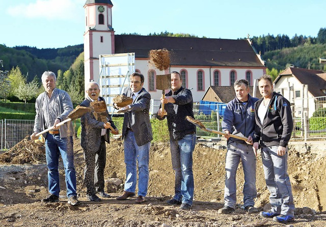 Mit dem Spatenstich starteten im April...er neuen Dorfmitte von Schweighausen.   | Foto: Christoph breithaupt