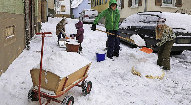 Keine Kinderarbeit in Mahlberg, sonder... Kinderspa beim Spielen im Neuschnee.  | Foto: Sandra DEcoux-KonE