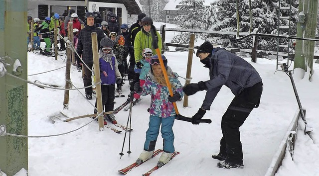 Seit gestern laufen im Herrischrieder ...n Wehrhalden ist der Skihang geffnet.  | Foto: wolfgang adam