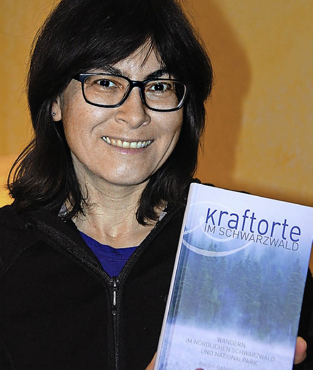 Birgit-Cathrin Duval   mit ihrem  neuen Buch   | Foto: Frey