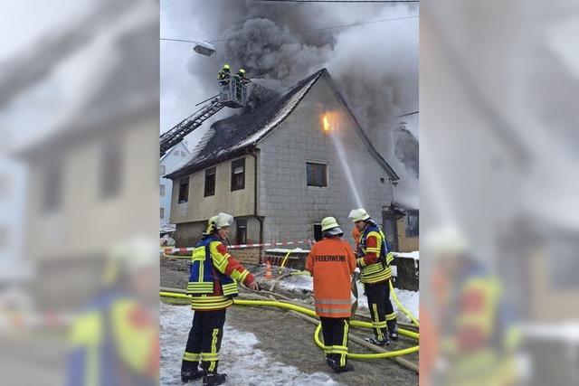 Wohnhaus steht in Flammen