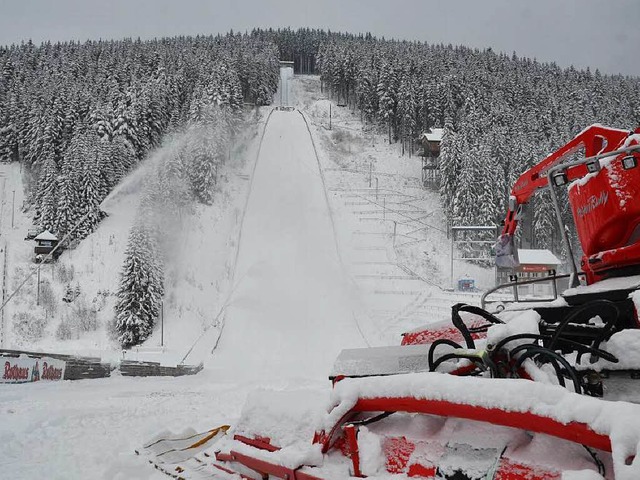 Die Hochfirstschanze prsentiert sich ...rer besten Seite &#8211; ganz in Wei.  | Foto: Johannes Bachmann