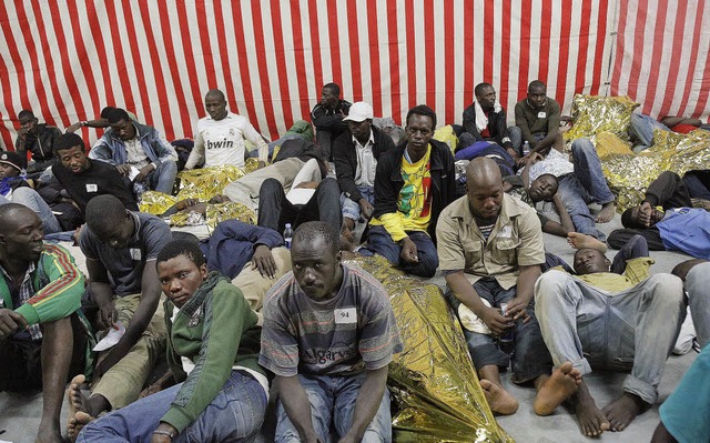Viele Afrikaner stranden auf der itali...e hingegen berleben die Reise nicht.   | Foto: dpa/Frenzel