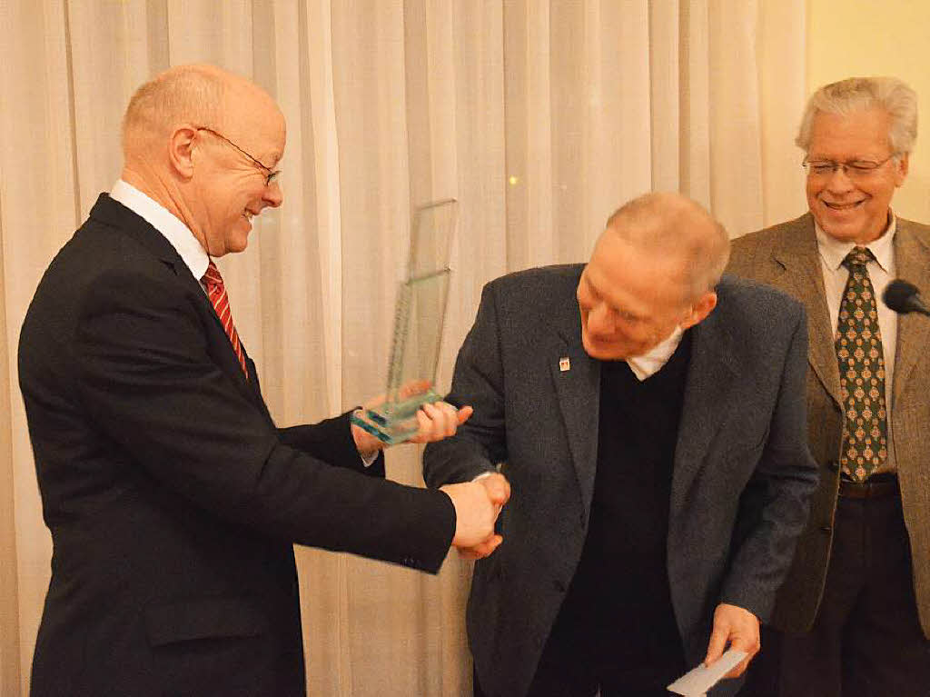 Norbert Dietrich, Vorsitzender der Brgerstiftung (links) gibt die Brgerpreis-Stele an Herwig Popken, Freundeskreis Asyl, weiter