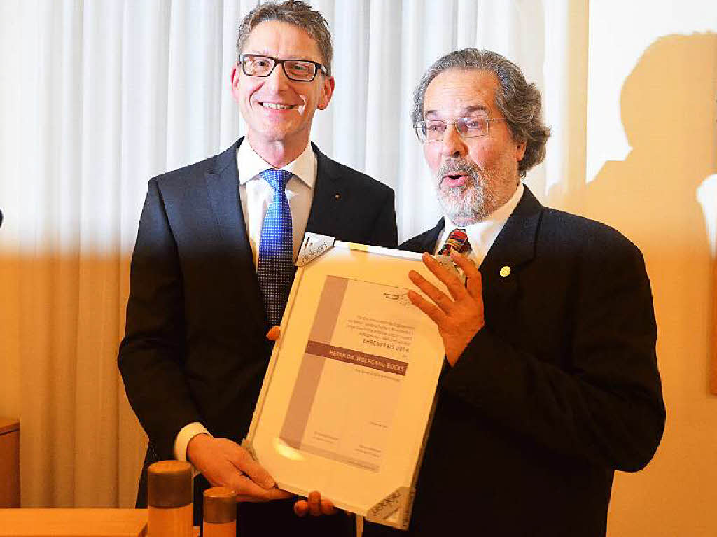 Rainer Liebenow, der Vorsitzende des Stiftungsrates der Brgerstiftung, bergibt die Urkunde des Ehrenpreises an Historiker Wolfgang Bocks.