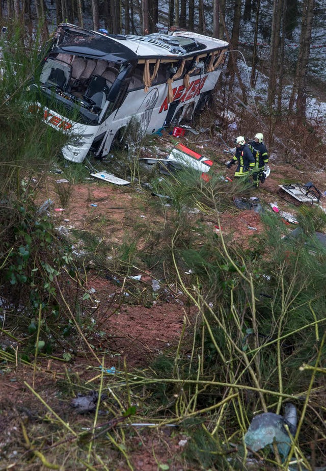 Ein Reisebus ist auf der A4 von der Strae abgekommen.  | Foto: dpa