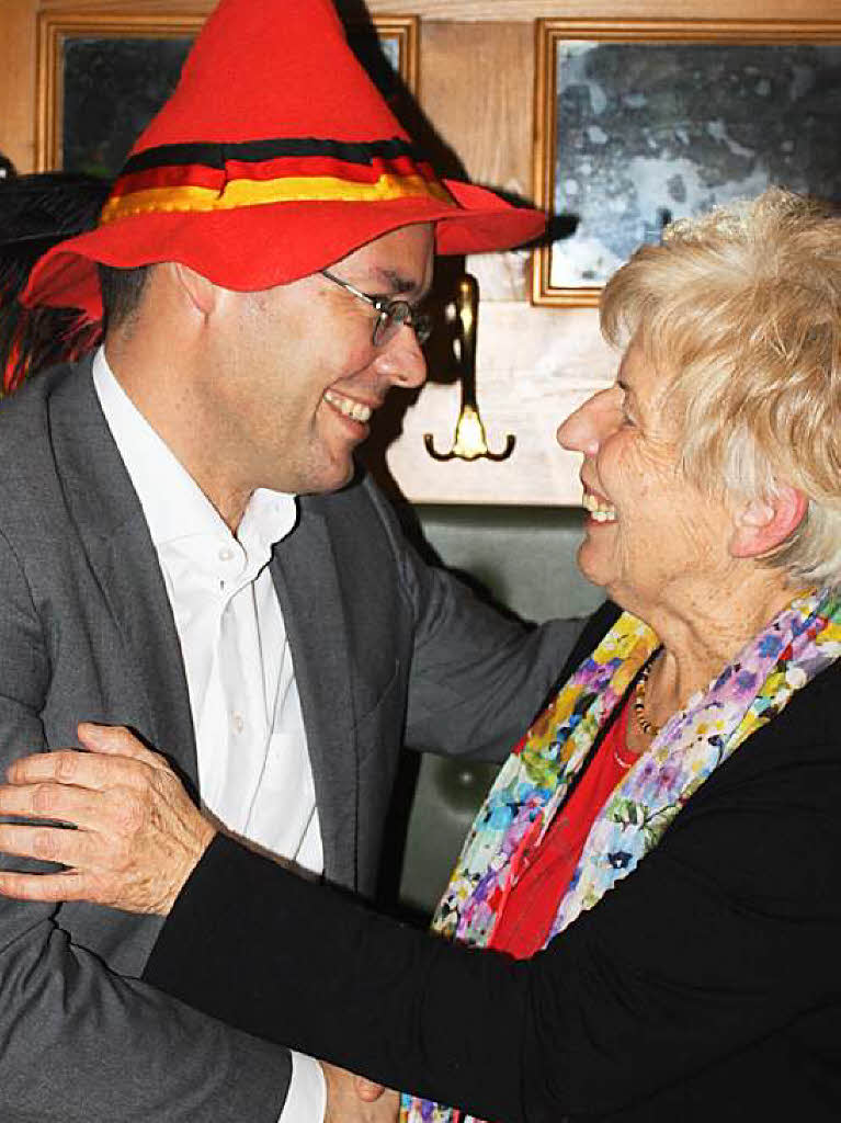 Am Aschermittwoch bekam Europaminister Peter Friedrich von Karin Kaiser (beide SPD) den Gustav-Struve-Hut verliehen.