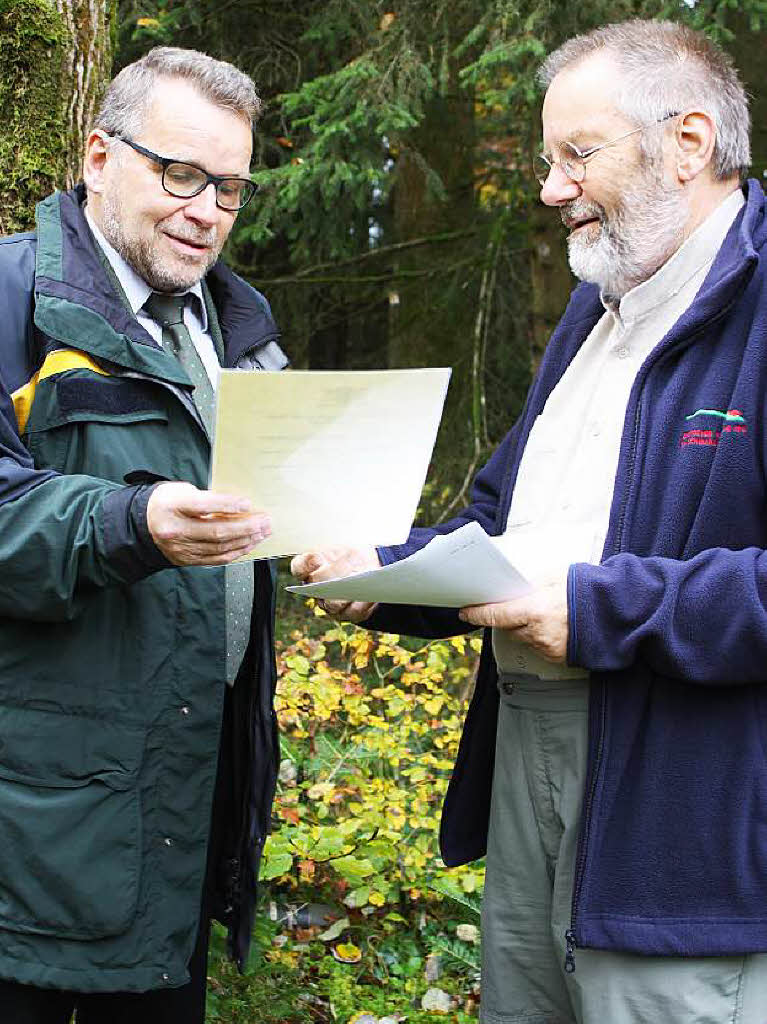 Geschafft: Forstprsident Meinrad Joos berreicht Hans Loritz von der Waldgemeinschaft die Anerkennungsurkunde.