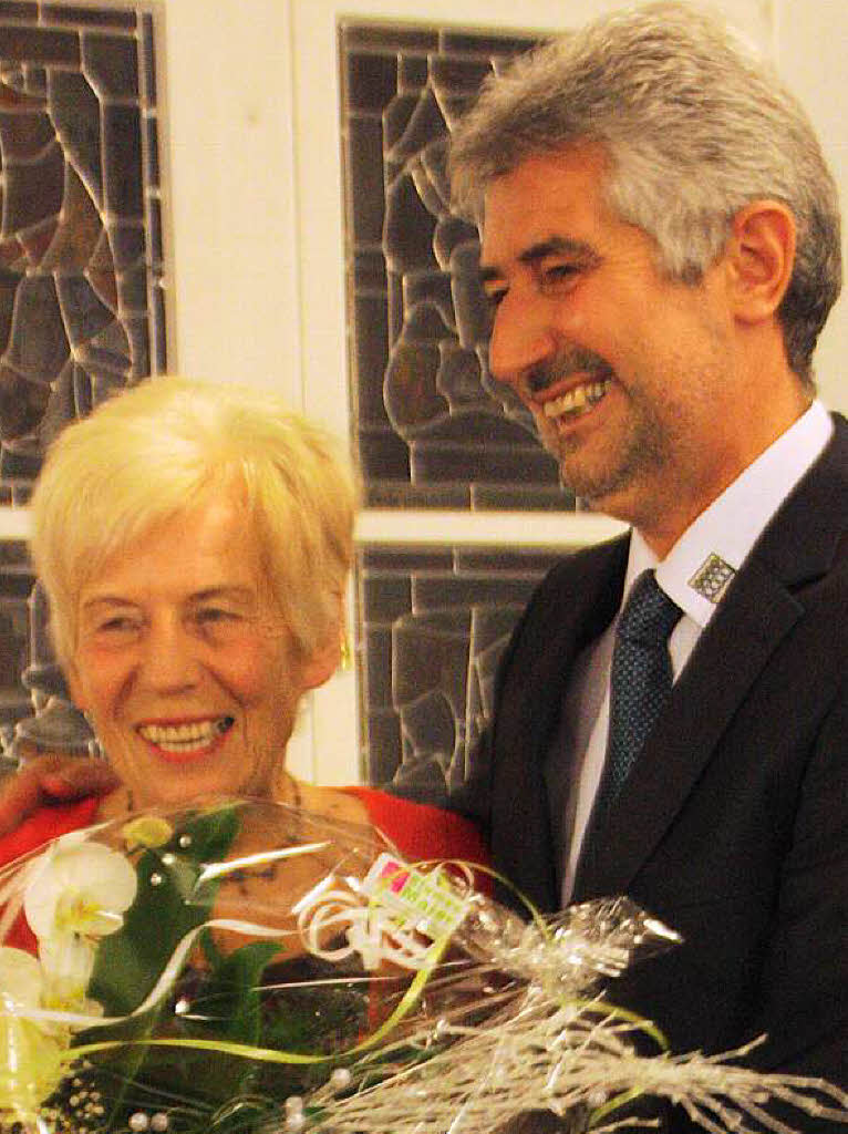 Die langjhrige SPD-Stadtrtin Karin Kaiser bekam von Brgermeister Michael Thater die Ehrenmedaille der Stadt berreicht.
