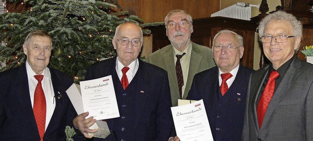 Chorleiter Reinhard Ruf (von links) zu...orst Pawils, Karl Eggs und Benno Fimm   | Foto: fink