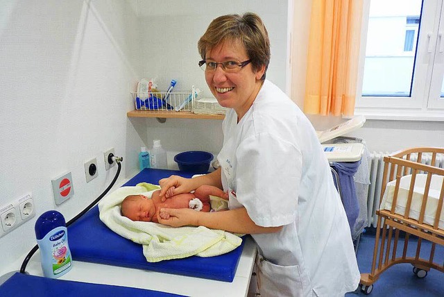 Kinderkrankenschwester Anzilla Reifenschweiler  mit der kleinen Nele  | Foto: Cornelia Weizenecker
