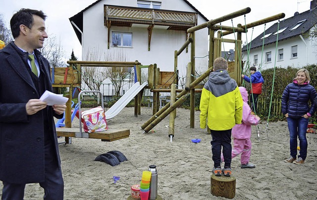 Die Einweihung des Spielplatzes  macht...ister Andreas Hall sichtlich Freude.    | Foto: Gerhard Lck