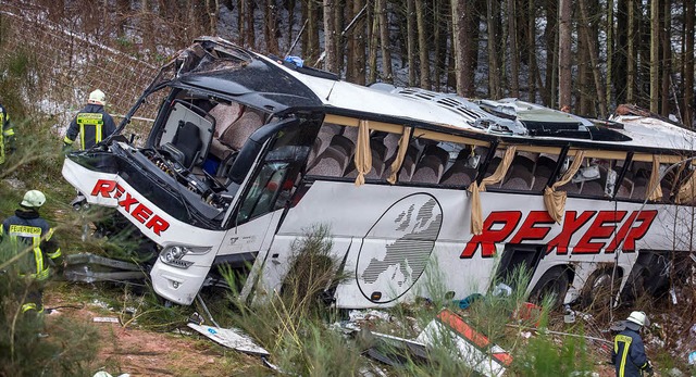 Der demolierte Reisebus, der eine Bsc...utscht war und sich berschlagen hatte  | Foto: dpa