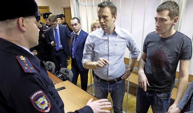 Vor der Urteilsverkndung: die Brder Alexej (Mitte) und Oleg Nawalny   | Foto: AFP