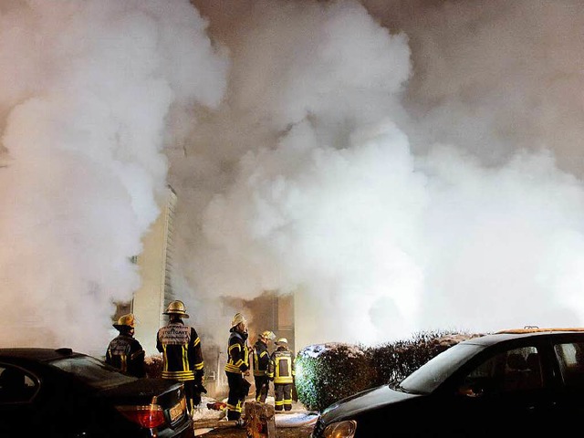 Feuer in einer Stuttgarter Tiefgarage:...n aus, 160 Einsatzkrfte sind vor Ort.  | Foto: dpa