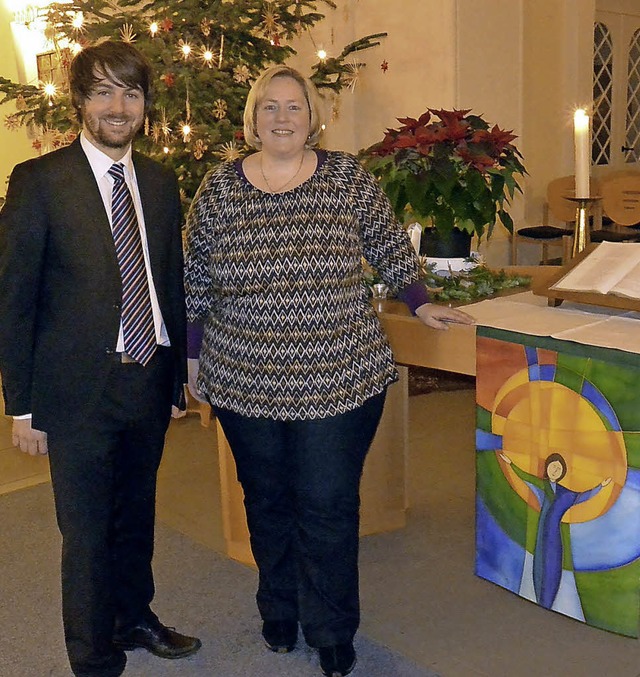 Pfarrer Kieren Jschke mit der Knstlerin Anne Fischer und ihrem Altartuch.   | Foto: Alex Fleig