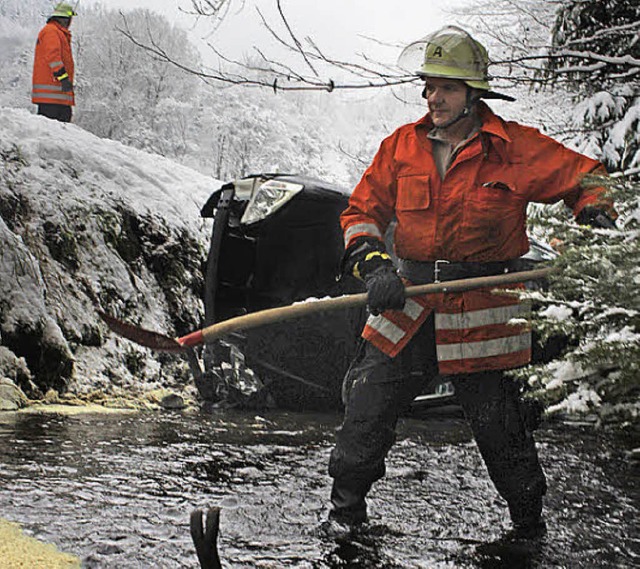 Die Wehr musste auslaufende Betriebsstoffe binden.  | Foto: Feuerwehr