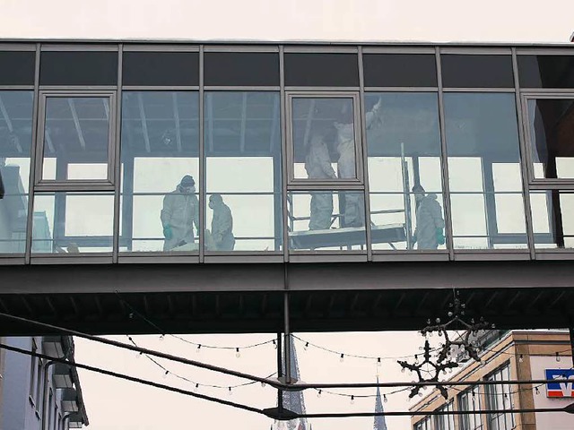 Mitarbeiter einer Spezialfirma sind se... Räume des Landratsamts beschäftigt. | Foto: Landratsamt Mitarbeiter einer Spezialfirma sind se... Räume des Landratsamts beschäftigt. | Foto: Landratsamt