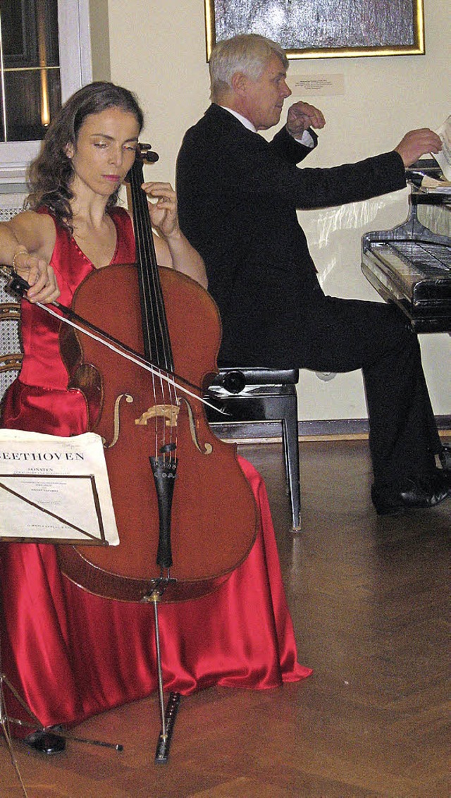 Tatjana Uhde (Cello) und Michael Uhde (Klavier) beim Konzert im Alten Rathaus.  | Foto: Hildegard Karig