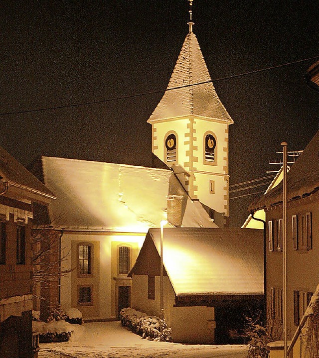 Fast wie im Mrchen prsentiert sich d...eiler Kirche im verschneiten Ortskern.  | Foto: Reinhard Cremer