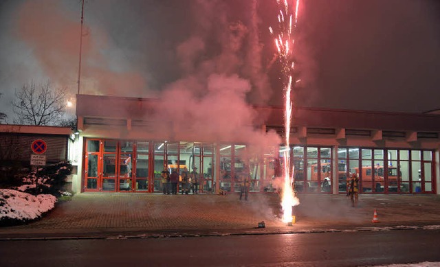 Direkt vor dem Feuerwehrhaus freuten s...ber ihr selbst entzndetes Feuerwerk.   | Foto: Martin Eckert