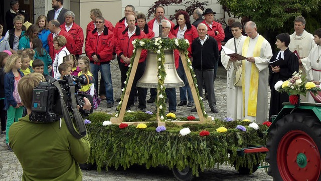 Das wollte sogar das Fernsehen sehen: ...tholischen Kirche St. Martin gefahren.  | Foto: sandhya hasswani