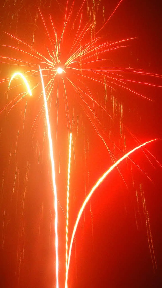 Das Silvester-Feuerwerk setzte farbige Kaskaden in den trben Nachthimmel.   | Foto: Hansjrg Bader