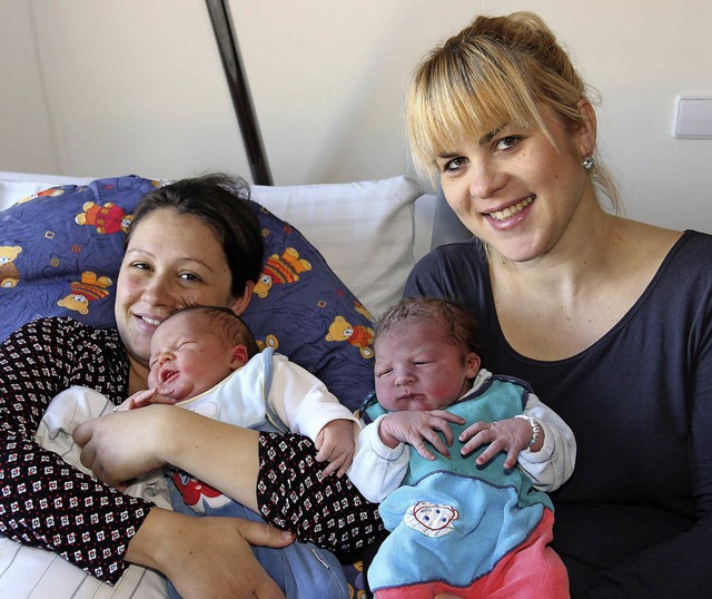 Alexander Strassburg, links im Arm von...ls erstes Baby am Neujahrstag geboren.  | Foto: akh
