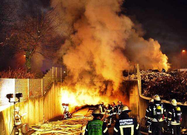 Ob ein Feuerwerkskrper den Brand ausgelst hat, das wird derzeit untersucht.  | Foto: dpa