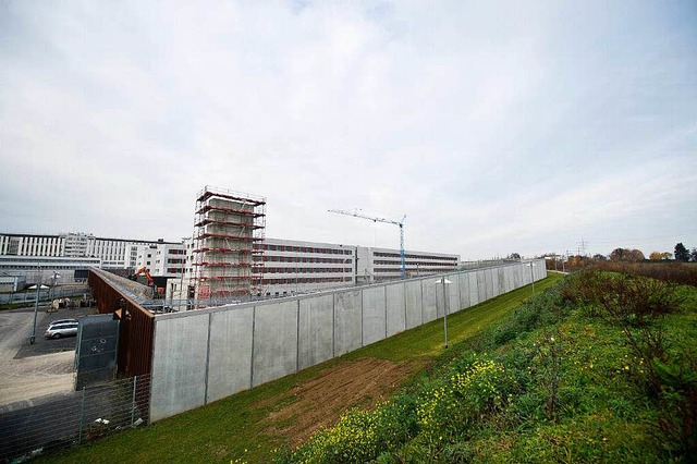 Die Baustelle des Neubaus der Justizvollzugsanstalt in Stuttgart-Stammheim.   | Foto: dpa