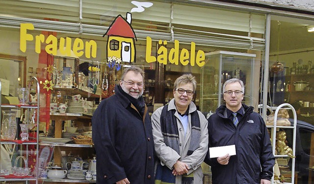 Gregor Mildenberger (von links), Evely...in Drixler freuen sich ber die Hilfe.  | Foto: Lions-Club Offenburg-Lahr