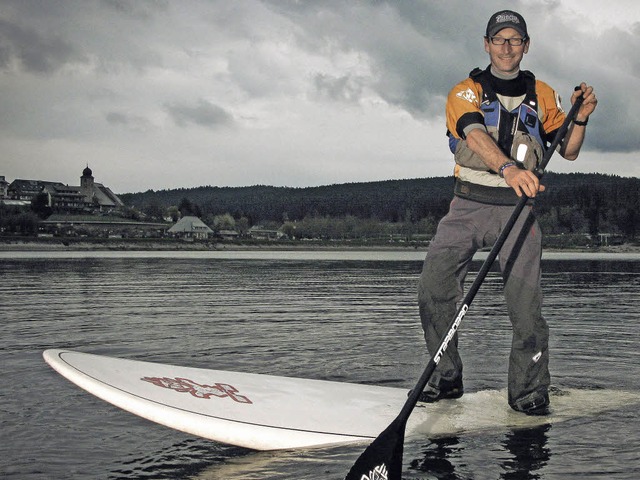 Raphael Kuner beim Stand Up Paddling auf dem Schluchsee   | Foto: Birgit-Cathrin Duval