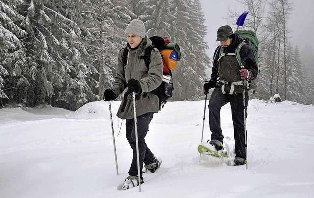 Winterliche Freuden lassen sich auch beim Schneeschuhwandern genieen.   | Foto: margull