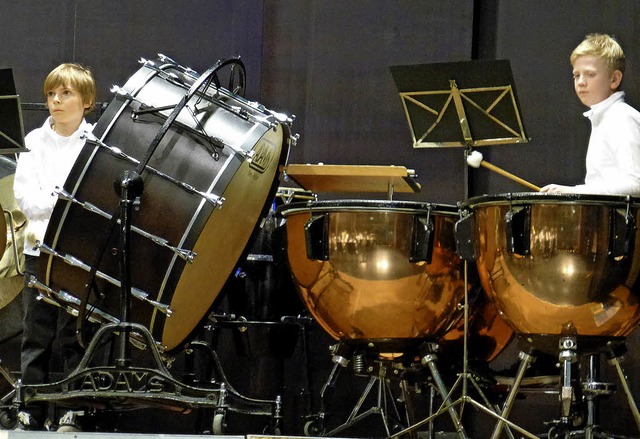 Keine Angst vor groen Instrumenten ze...eim Neujahrskonzert in der Festhalle.   | Foto: Karla Scherer