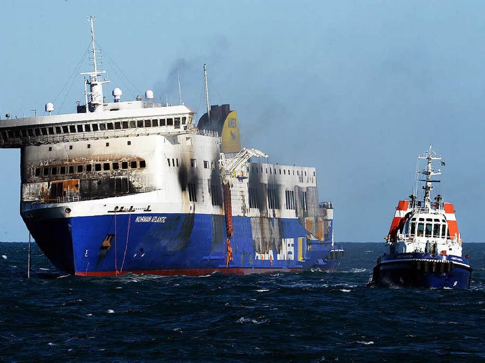 Die &#8222;Norman Atlantic&#8220; und ...epper kurz vor dem Hafen von Brindisi.  | Foto: AFP