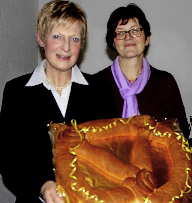 Vereinssprecherin Rosina Kaltenbach b...ke (links) eine groe Neujahrsbrezel.  | Foto: Herbert trogus