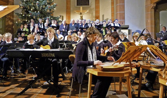 Die Zithergruppe und der Kirchenchor I...n  in der Ihringer Kirche ein Konzert.  | Foto: Christine Weirich