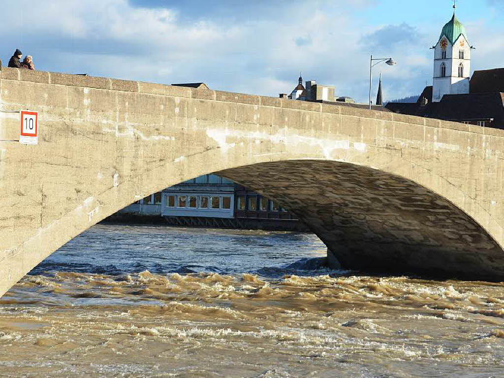 Ein Naturschauspiel bot das Hochwasser am Rhein bei Rheinfelden.