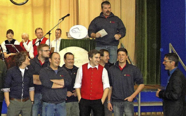 Geburtstagskind  Stefan Wirbser (recht...das die Feuerwehrkameraden vortrugen.   | Foto: Tina Httich