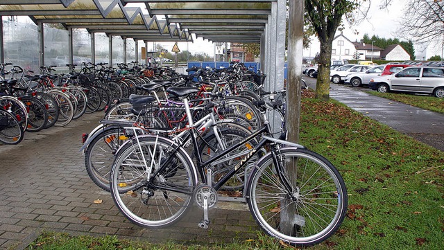 Neue Parkpltze und Fahrradboxen sorge...g der Situation am Bahnhof Orschweier.  | Foto: Heidi Foessel