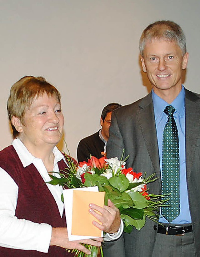 Brgermeister Michael Benitz bedankt s...raun fr ihr langjhriges Engagement.   | Foto: bz