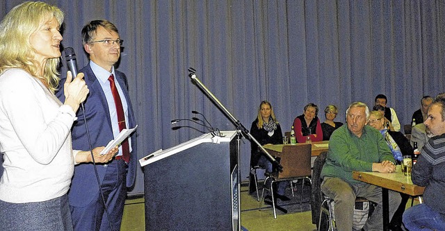 Ortsvorsteherin Marina Schlosser und B...r stellen sich den Fragen der Brger.   | Foto: Freudig