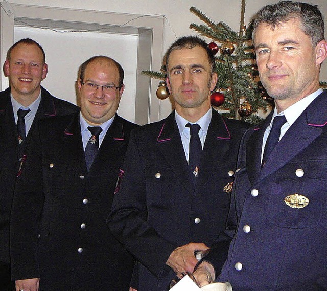 Stefan Brenneisen und Jrg Enderlin wu...) fr 25 Jahre Feuerwehrdienst geehrt.  | Foto: Rolf Mck