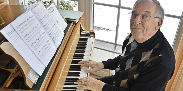 Am Flgel beschliet Hanspeter Troendl... Tag, heute feiert er 80. Geburtstag.   | Foto: Dorothee Soboll