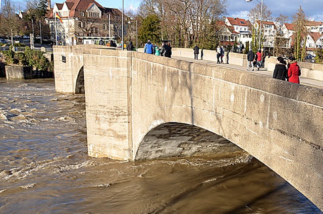 Der vom Hochwasser aufgewirbelte Rhein war fr Spaziergnger ein Hingucker.   | Foto: Maja Tolsdorf